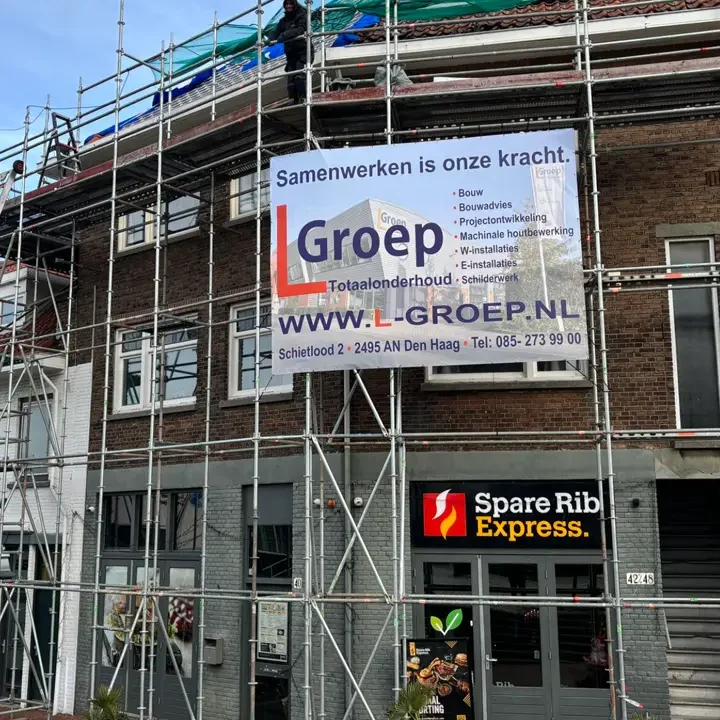 Bouwwerkzaamheden in de steigers