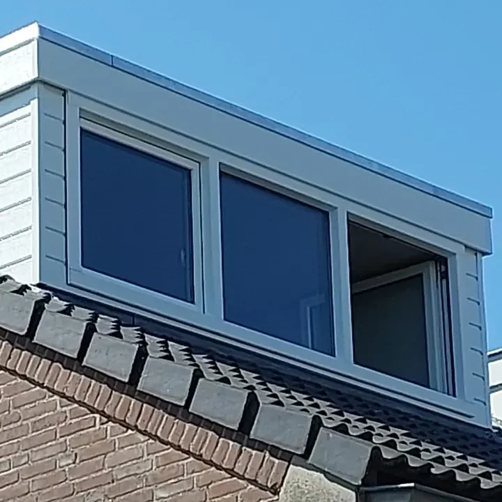Geplaatste prefab dakkapel met strakke afwerking – extra ruimte en licht op zolderverdieping.