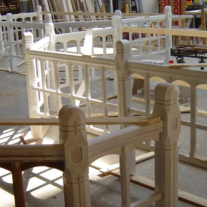 Ambachtelijk vervaardigde houten kozijnen in de timmerfabriek van L-Groep na overname van Timmerfabriek Oudshoorn.